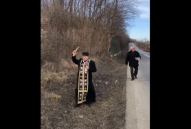 Un preot a sfințit o curbă, loc în care se produc frecvent accidente
